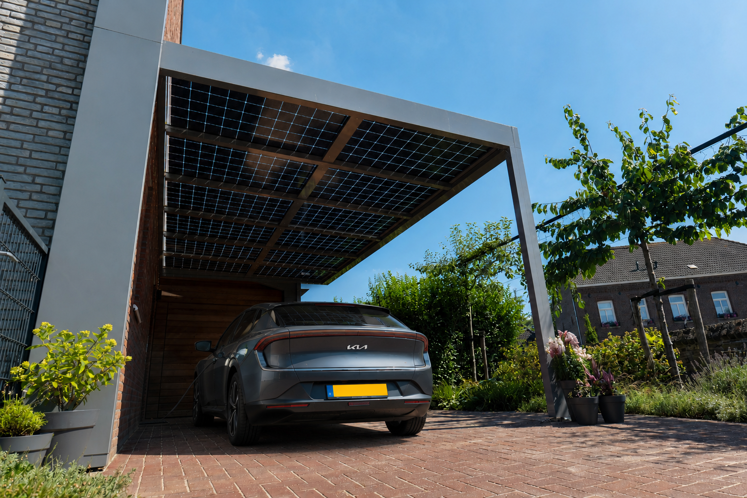 Gerealiseerde Skylva solar carport aan een woning