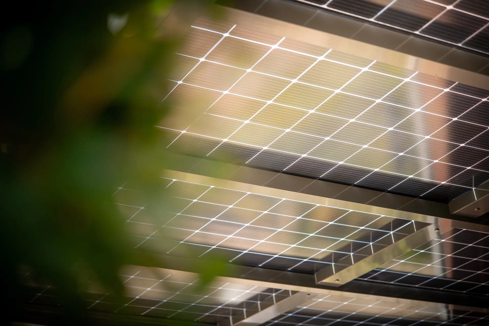 Close-up van een donkere aluminium afwerking